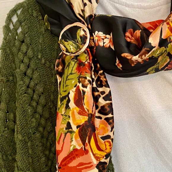 Set of 4 Gold-Toned Round Scarf Rings – Hammered T-Shirt Tie Clips / Scarf Styli - Picture 7 of 15